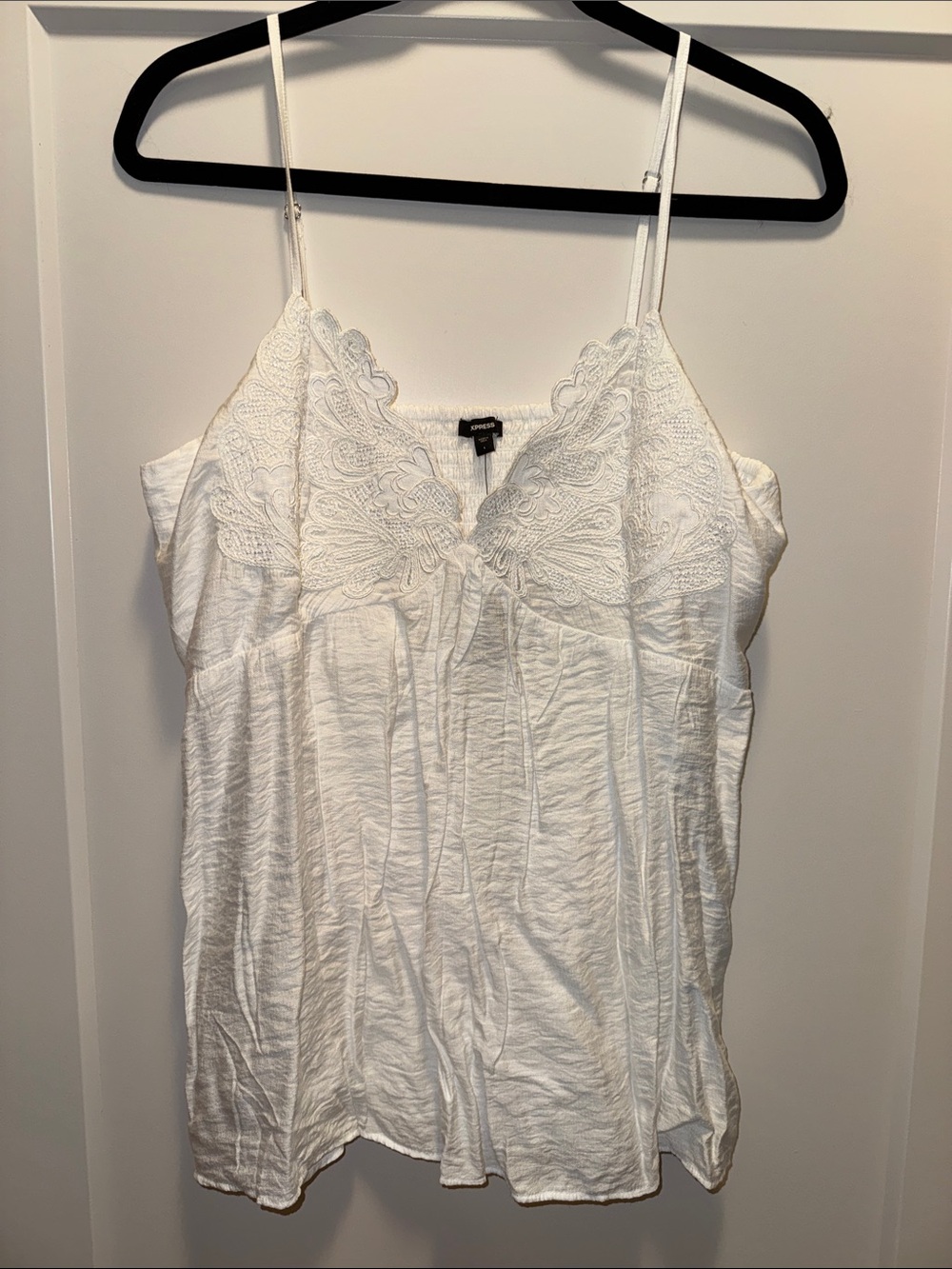🆕 Gorgeous Express White Embroidered Lace-Trim Camisole. L. NWT!🔥🌸